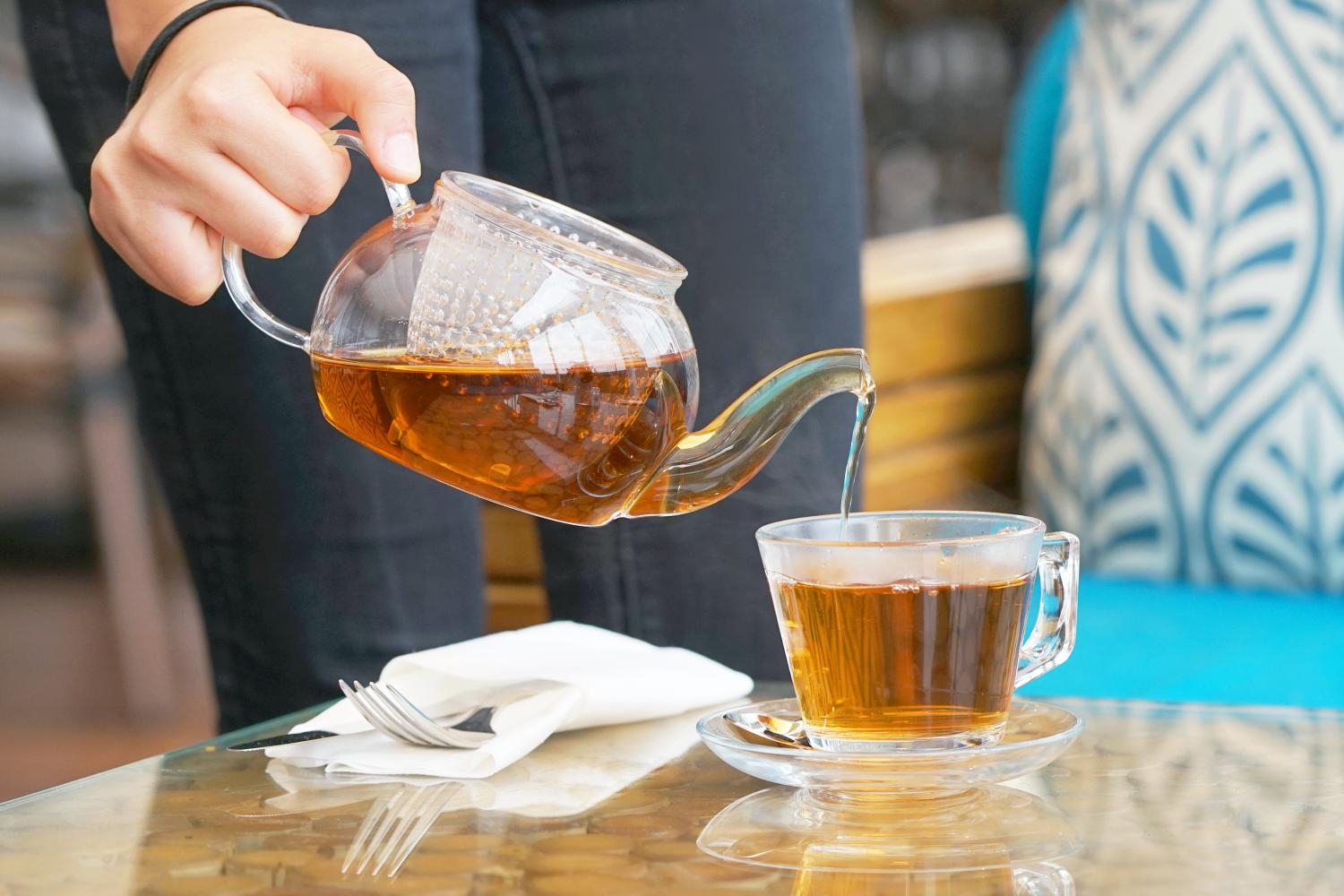 Tuto vidéo pour enlever et nettoyer une tache de thé La Belle Adresse