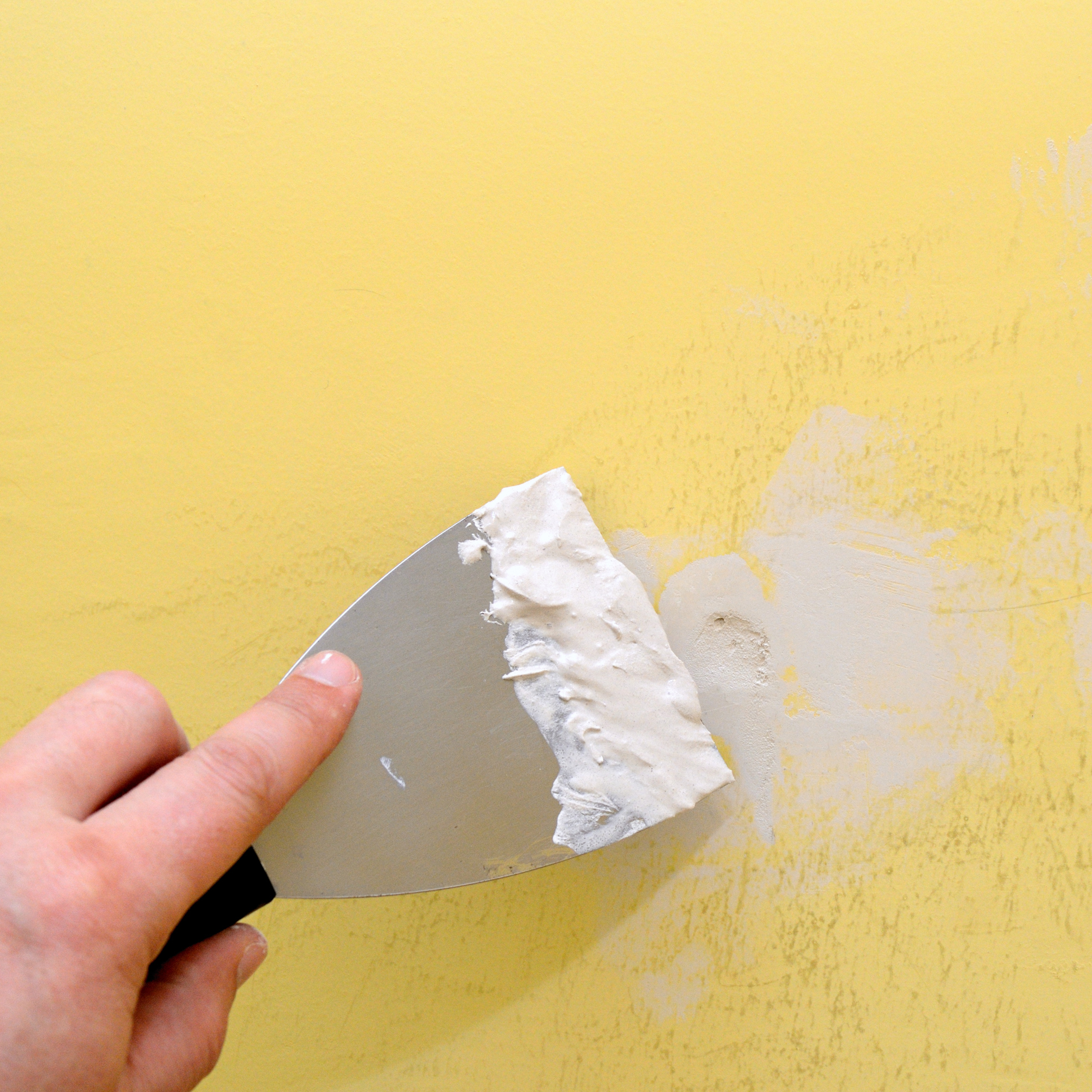 Comment reboucher un trou dans un mur ? - Conseils et Astuces Bricolage,  Peinture et Décoration- Livraison gratuite dès 120€