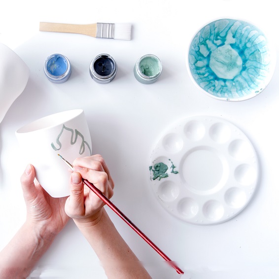 Peinture sur verre : l'astuce DIY pour customiser de la vaisselle