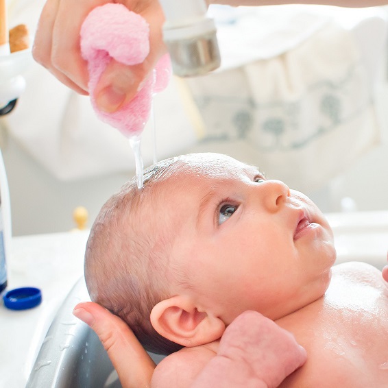 Conseils et étapes pour donner le bain à bébé - La Belle Adresse