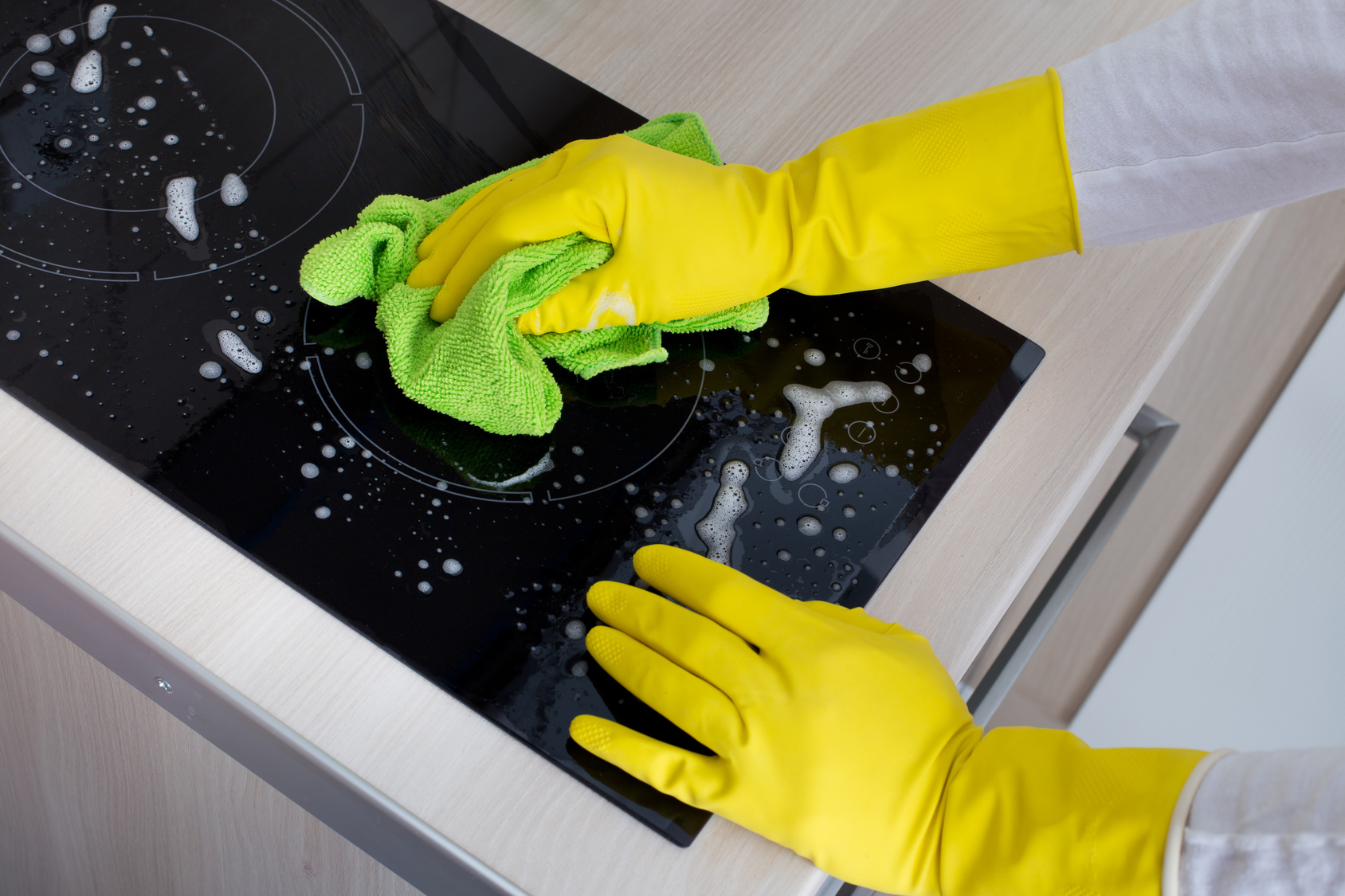 Nettoyer une plaque vitrocéramique? 3 conseils pour bien nettoyer une plaque  vitrocéramique.