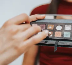 Comment se maquiller les yeux ? notre technique de maquillage avec du fard à paupières de couleur !