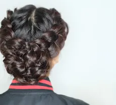 Coiffures tressées : comment faire une tresse couronne ?