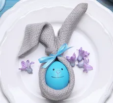 Pour pâques, comment réaliser un pliage de serviette en forme de lapin ?