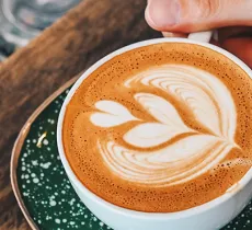 Comment faire un cœur avec la mousse de son café ? notre tuto « latte art » !