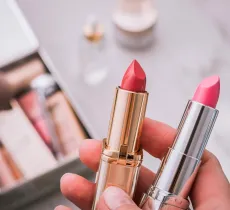 Comment enlever une tache de rouge à lèvres ?