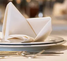 Déco de table à faire avec les enfants : pliage de serviettes en forme d’étoile !