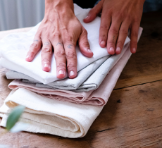 DIY : COMMENT PLIER UNE SERVIETTE DE TABLE EN FORME DE CHEMISE ?