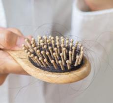 TOUS NOS GESTES ET ASTUCES ANTI-CHUTE POUR ÉVITER DE PERDRE SES CHEVEUX