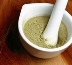 COMMENT FAIRE SA COLORATION VÉGÉTALE À LA MAISON ? 