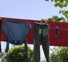 EXTÉRIEUR OU INTÉRIEUR : COMMENT CHOISIR SON ÉTENDOIR À LINGE FIXE ? 