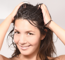 TOUS LES BIENFAITS D’UN GOMMAGE DU CUIR CHEVELU 