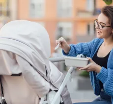 COMMENT LAVER ET ENTRETENIR UNE POUSSETTE ? 