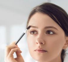 COMMENT FAIRE POUSSER NATURELLEMENT SES SOURCILS ? 