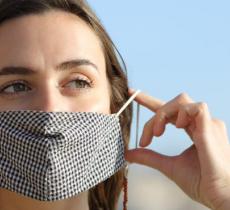 COMMENT ENLEVER UNE TACHE DE MAQUILLAGE SUR UN MASQUE ? 