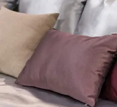 POURQUOI DORMIR AVEC UNE TAIE EN SOIE OU EN SATIN ?  