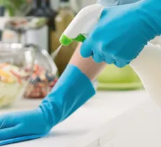 COMMENT UTILISER LE VINAIGRE BLANC POUR FAIRE LE MÉNAGE ? 