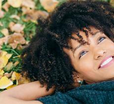 COMMENT PRENDRE SOIN ET RENFORCER SES CHEVEUX EN AUTOMNE  ? 