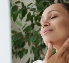 COMMENT PRENDRE SOIN DE SON COU ET SON DÉCOLLETÉ ? 