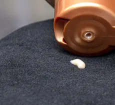 COMMENT ENLEVER UNE TACHE D’AUTOBRONZANT SUR UN VÊTEMENT ?  