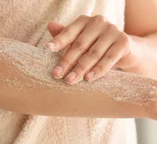 COMMENT EFFACER DES TRACES D’AUTOBRONZANT  SUR LA PEAU ? 