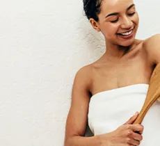 BROSSAGE À SEC OU DRY BRUSHING : UN BEAU RITUEL POUR LA PEAU 