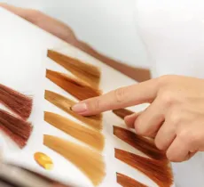 COLORATIONS CHEVEUX 2021 : LES TENDANCES DE BLONDS, BRUNS... ET ROUX