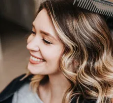 COLORATIONS CHEVEUX 2021 : LES TENDANCES MÈCHES ET BALAYAGES