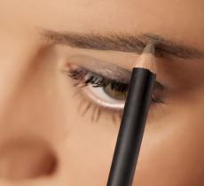 COMMENT SE MAQUILLER LES SOURCILS ? 