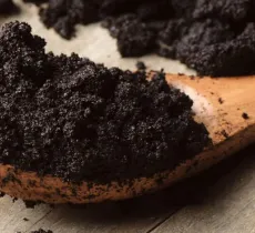 LES BIENFAITS DU MARC DE CAFÉ SUR LES CHEVEUX CHÂTAINS À BRUNS