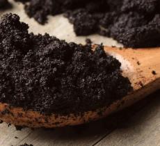 LES BIENFAITS DU MARC DE CAFÉ SUR LES CHEVEUX CHÂTAINS À BRUNS