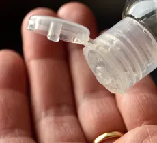 COMMENT ENLEVER UNE TACHE DE GEL HYDROALCOOLIQUE ? 