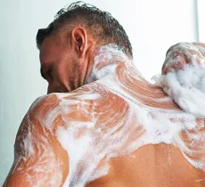 QUELS SOINS POUR ÉVITER LES BOUTONS DANS LE DOS ? 