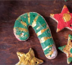 Comment fabriquer des décos de noël en pâte à sel pour son sapin ?