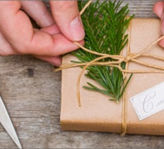 Comment customiser du papier recyclé pour emballer ses cadeaux de Noël ?