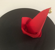 PLIAGE DE SERVIETTE NOËL EN FORME DE BONNET DE LUTIN 