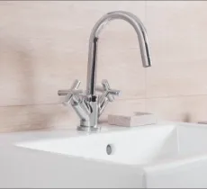 COMMENT NETTOYER UN LAVABO EN PORCELAINE ? 