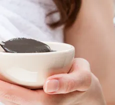 LES BIENFAITS DU RHASSOUL SUR LES CHEVEUX : RECETTES DE SOINS NATURELS 