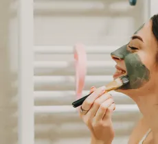 LES BIENFAITS DU RHASSOUL SUR LA PEAU : SOIN VISAGE ET CORPS