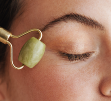 ROULEAU DE JADE : CET OUTIL DE MASSAGE QUI FAIT DU BIEN AU VISAGE