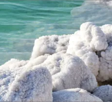 LES BIENFAITS DU SEL DE LA MER MORTE SUR LE CORPS 