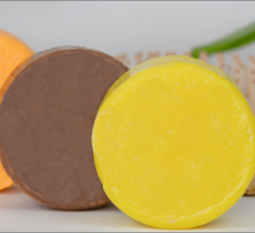 POURQUOI ET COMMENT UTILISER UN APRÈS-SHAMPOING SOLIDE ? 