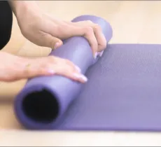 COMMENT NETTOYER UN TAPIS DE YOGA ? 