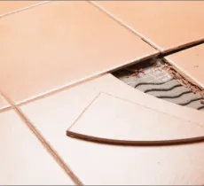 COMMENT RÉPARER DES CARREAUX DE CARRELAGE CASSÉS ? 