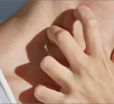 QUELS GESTES ET SOINS POUR UNE PEAU SENSIBLE À RÉACTIVE ? 