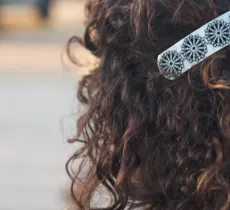 Comment porter des barrettes avec style ?