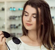 PROTECTION, NORMES, COULEUR... COMMENT BIEN CHOISIR SES LUNETTES DE SOLEIL ? 