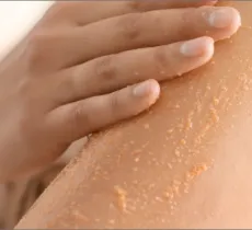 QUELLES DIFFÉRENCES ENTRE UN GOMMAGE MÉCANIQUE, ENZYMATIQUE OU ACIDE ? 