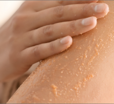 QUELLES DIFFÉRENCES ENTRE UN GOMMAGE MÉCANIQUE, ENZYMATIQUE OU ACIDE ? 