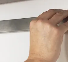 COMMENT FIXER UNE BARRE DE CUISINE SANS PERCER ? 